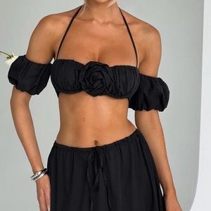 Cropped fit top with puffy off the shoulder sleeves🖤